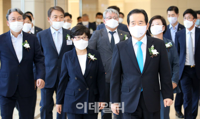 [포토] 경부고속도로 50주년 행사 입장하는 정세균 총리와 내빈들