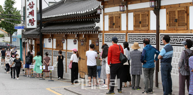 [포토]중복, 삼계탕을 향한 긴 줄