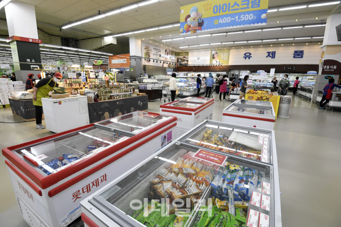[포토]긴 장마로 녹아내리는 빙과시장