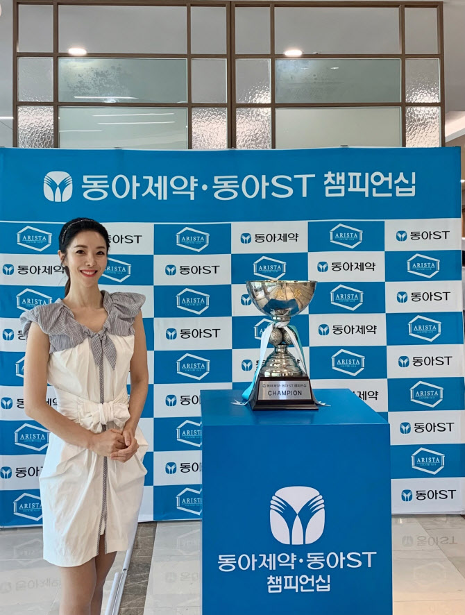 [포토]골프여신 김미영 아나운서, 우승트로피 앞에서 찰칵