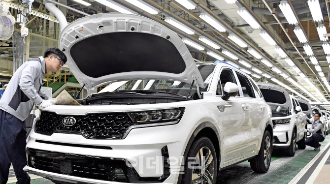 식사시간 나누고 유연근무 확대…車업계 생산 차질 차단나서