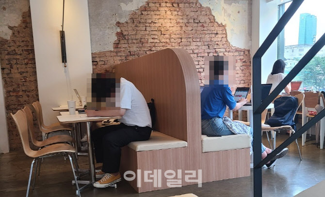 독서실·학원·카페 막힌 수험생들 앉을 수 있는 곳을 찾아라