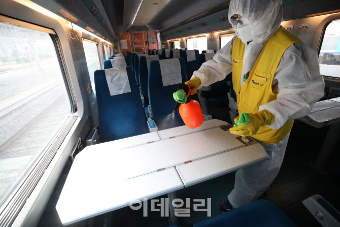 [포토]소독하는 관계자들