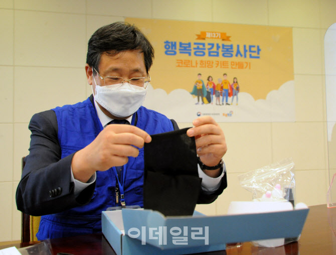 [포토] 코로나 희망키트 제작하는 안일환 차관