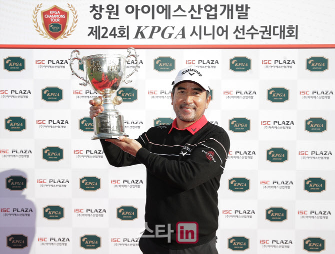 석종율, KPGA 시니어 선수권 정상..시즌 3승