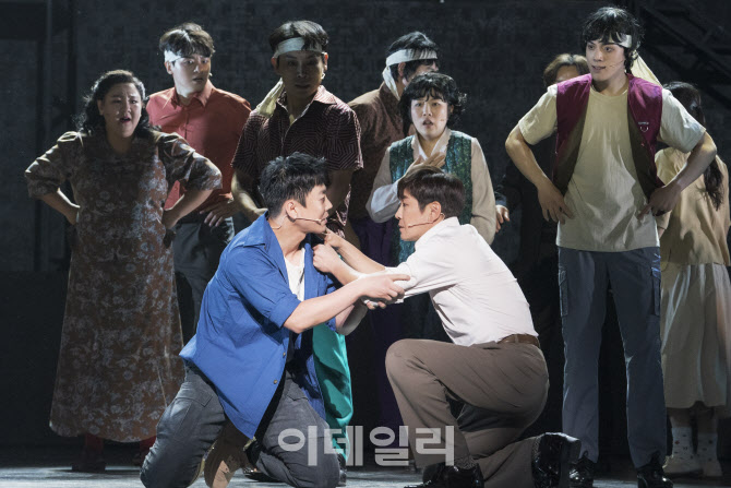 [리뷰]고선웅과 최우정의 금실지락 조합..뮤지컬 광주