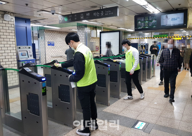 [동네방네]관악구, 신림·서울대입구역 등 방역에 지역일자리 참여자 배치