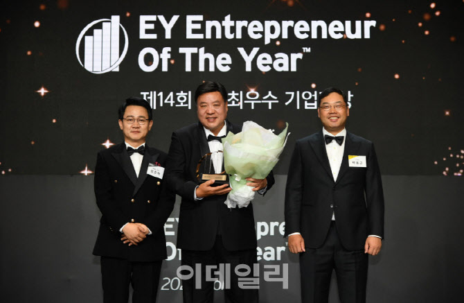 EY, 올해 최우수 기업가 마스터상에 서정진 셀트리온그룹 회장 선정