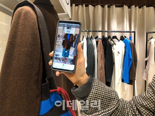 [르포]럭키마르쉐 VR 쇼핑…실제 매장과 얼마나 똑같을까?”