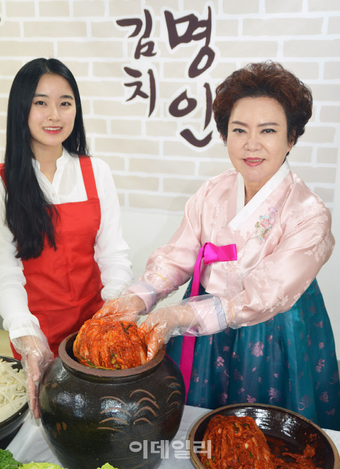 [포토] 김장 김치 선보이는 김순자 김치명인