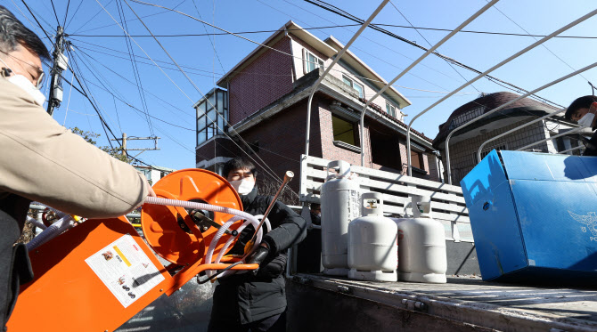 화염방사기 나온 사랑제일교회, LPG 가스통도 압수