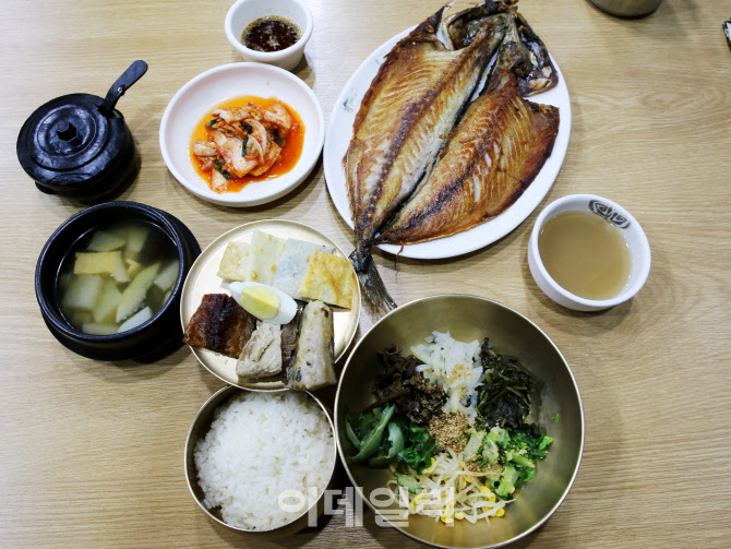 [강경록의 미식로드] 쓱쓱 비벼 고기 한점 딱…거짓 부르는 맛