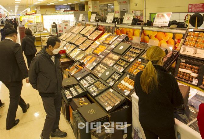 [포토] 대형마트 설 선물 판매 코너