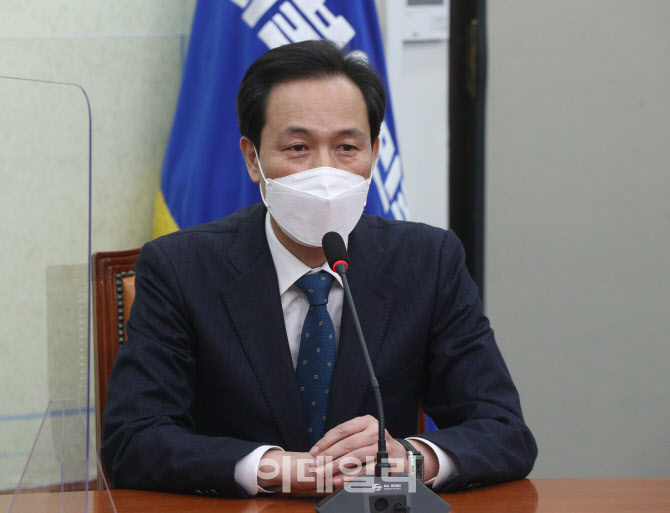 [포토]설 민심 기자간담회에서 발언하는 우상호