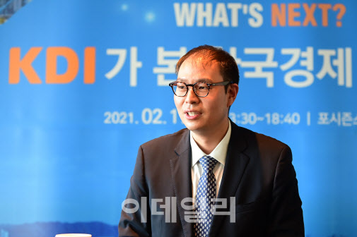 호봉제 깨야 일자리 는다…공공기관, 임금체계 개편 앞장서야