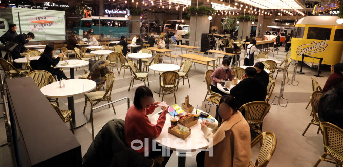 [포토]더현대 서울, 푸드트럭피아자