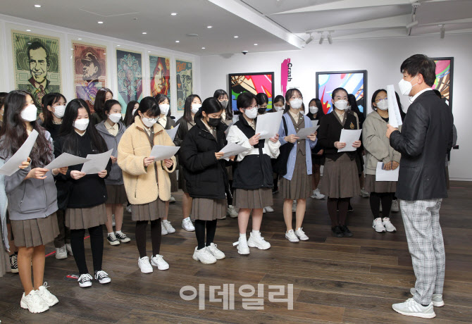 [포토] 스트리트 아트 관람하는 예원학교 미술부 학생들