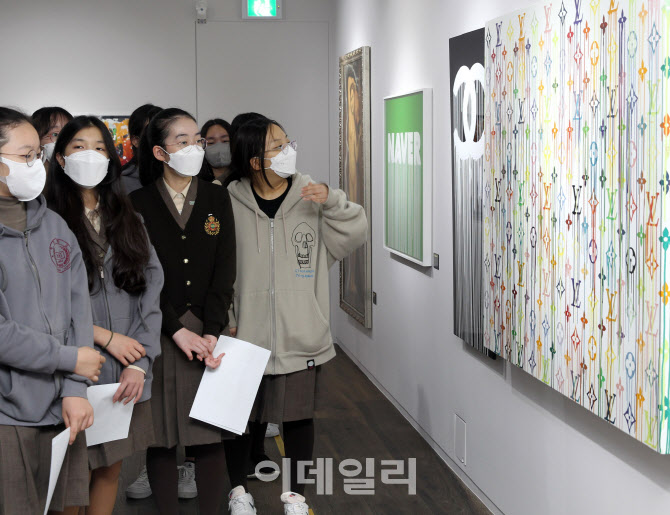 [포토] 최고의 스트리트 아트 관람하는 예원학교 학생들