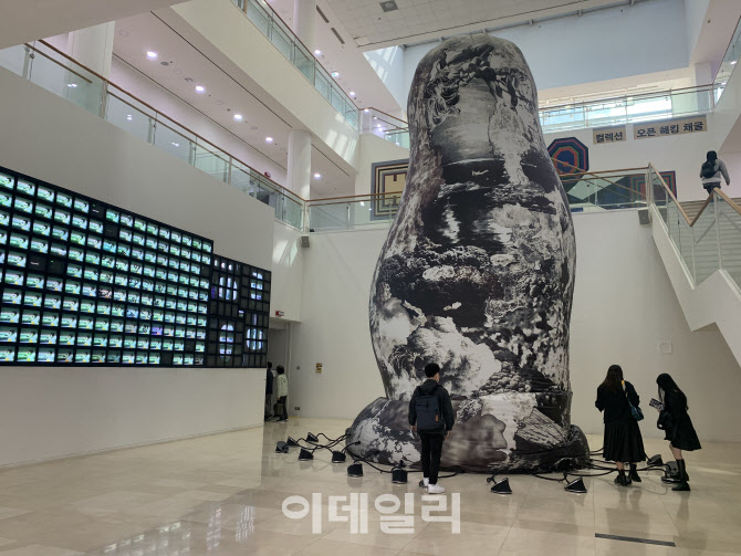 불편함이 웅장함으로...30년전 이불이 사회에 던진 질문