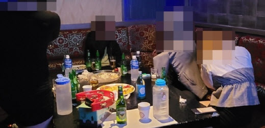 심야 영업하다 적발된 유흥주점에 손님들 ‘우르르’