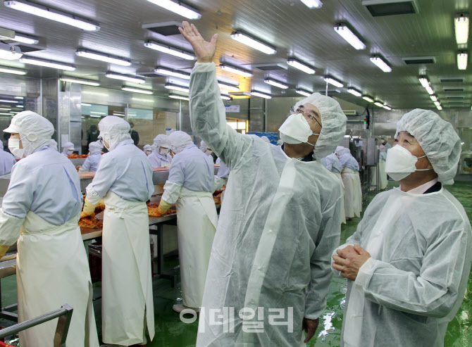 [포토] 깨끗한 우리 김치 홍보나선 이성희 농협회장