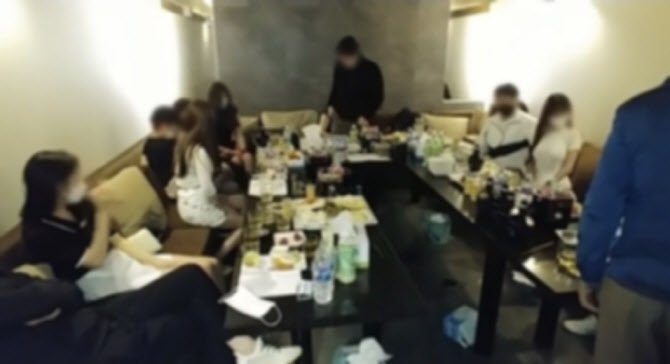 집합금지에도 예약손님 받아 배짱 영업…유흥주점서 53명 검거