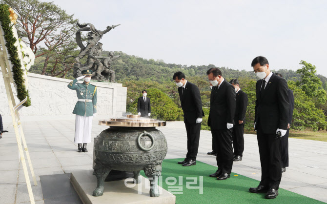 [포토]현충원에서 참배하는 김부겸 총리