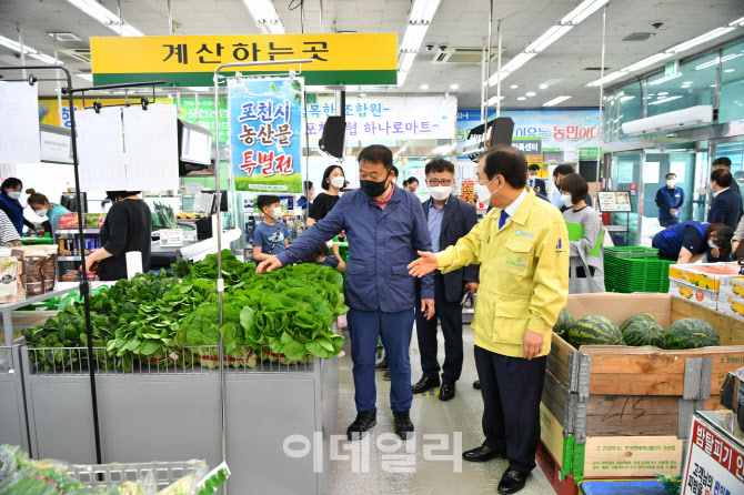[포토]하나로마트 찾아 코로나19 방역 상황 점검하는 박윤국 포천시장