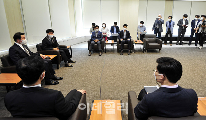 [포토]대화 나누는 안경덕 장관-최태원 회장