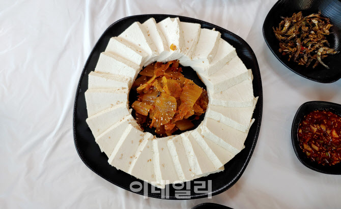 [강경록의 미식로드] 고기 품은 두부, 오미(五味) 반하겠네