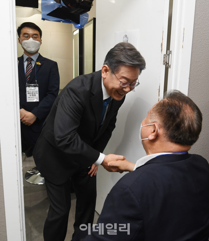 [포토]이상민 중앙당선관위원장과 인사 나누는 이재명 후보