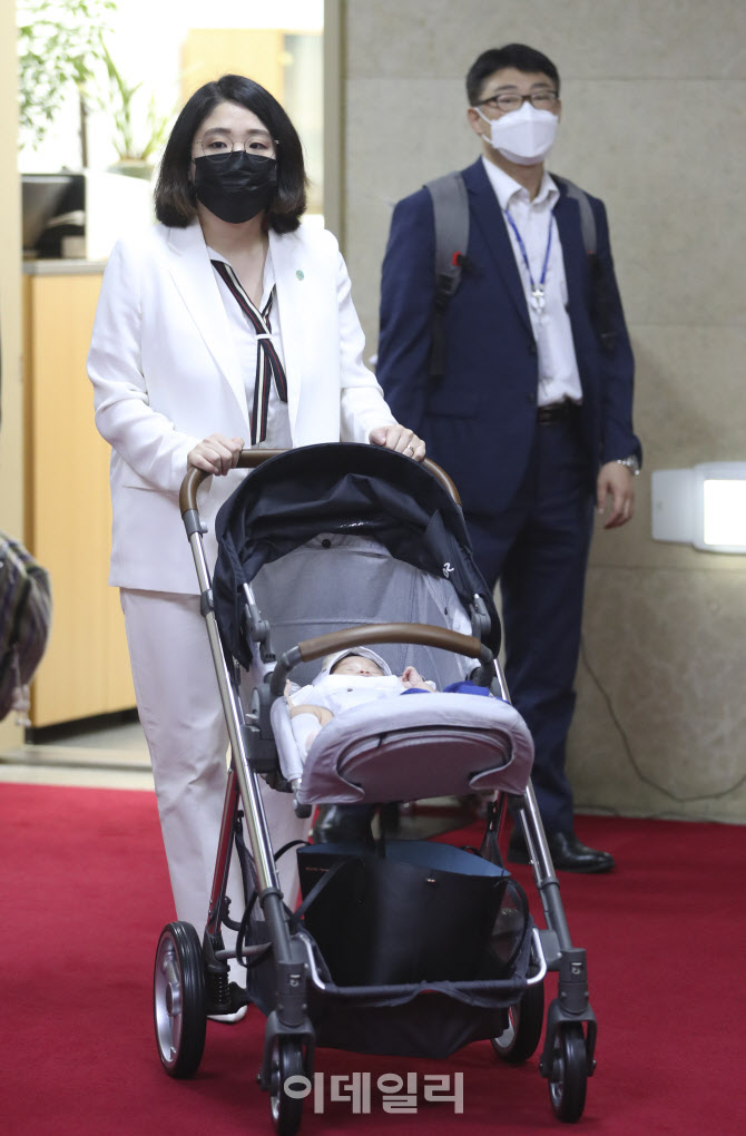 [포토]용혜인 의원, 출산 후 아기와 함께 국회 출근