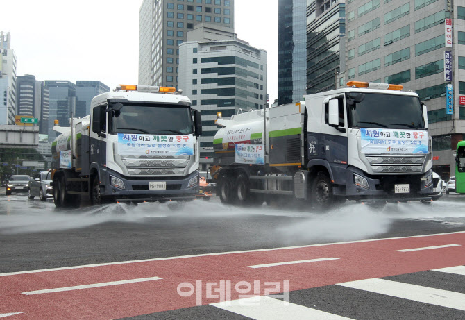 [포토] 폭염으로 도로 물청소 횟수 늘린다