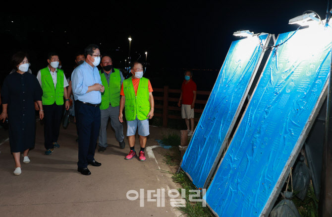 [포토]한강변 동양하루살이 방재 현장 찾은 조광한 남양주시장