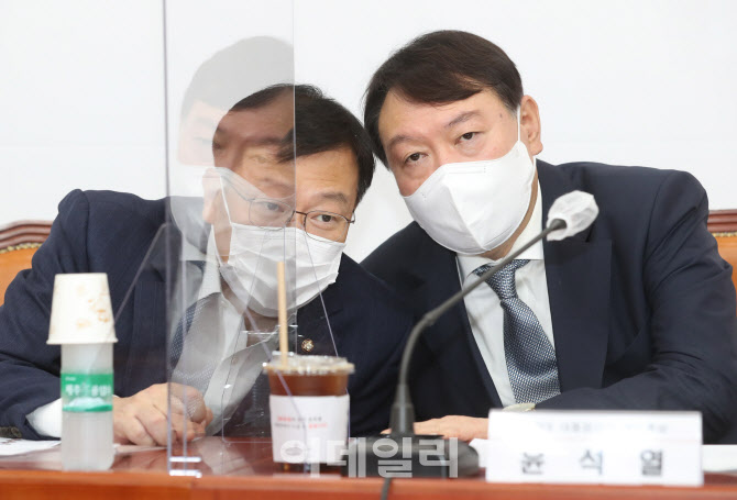 [포토]재선의원 간담회, '대화하는 윤석열-정점식'