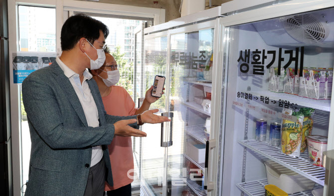 [포토]쉐어하우스 장안생활 찾은 박용진 후보