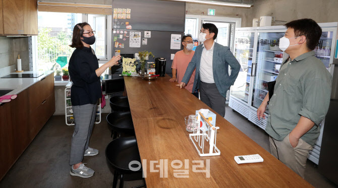 [포토]쉐어하우스 장안생활 둘러보는 박용진 후보