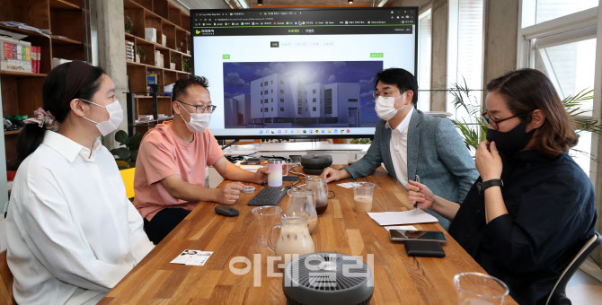 [포토]코워킹·코리빙 공간 장안생활 찾아 간담회 갖는 박용진