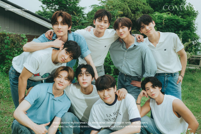 SF9, 두 번째 포토북 콤마 출시