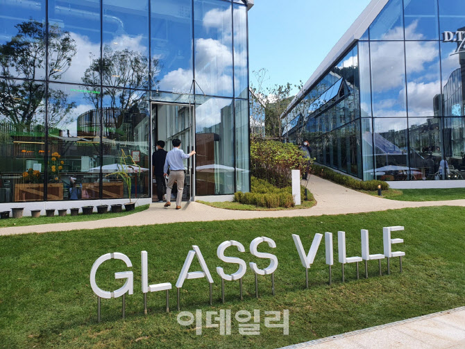 [포토]유리의 성이 빼곡히..8일 프리 오픈한 롯데프리미엄아울렛 타임빌라스