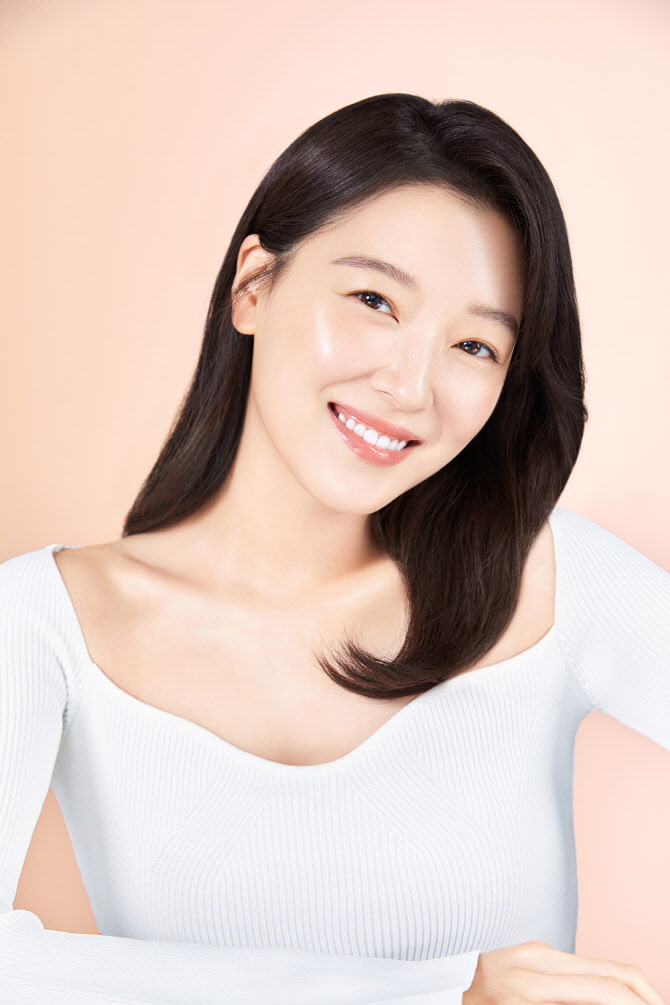 배우 조우리, 보기만 해도 기분 좋은 미소…청아한 화보 공개