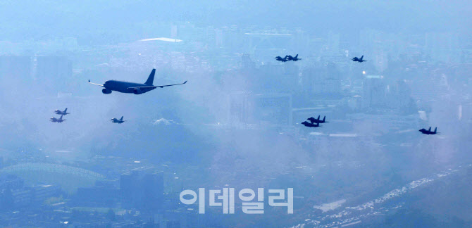 [포토]서울상공 비행하는 KC-330 공중급유기