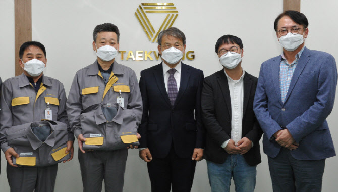 태광산업·대한화섬, 페트병 재활용한 작업복 입고 일한다