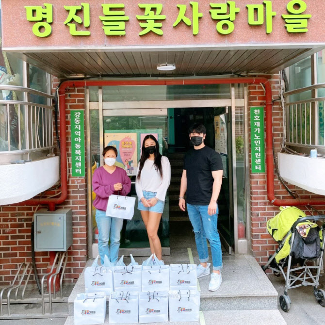 닭가대표, 명진들꽃사랑마을에 후원품 전달