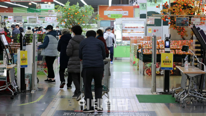 [포토]서울 백화점·마트 방역패스 제외