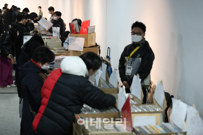 [포토]희귀한 레코드를 찾아라
