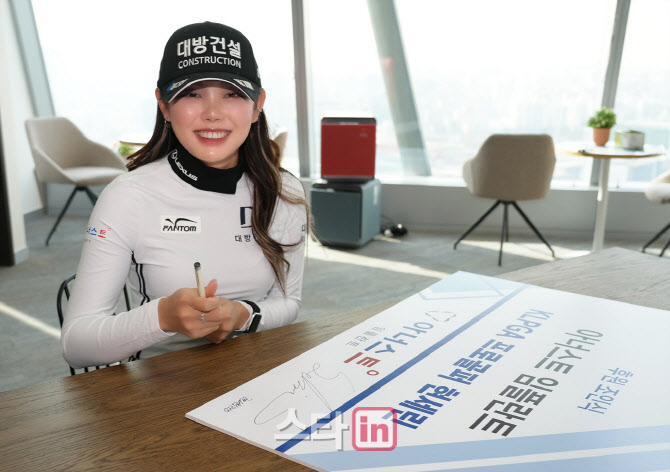 [포토]현세린 미소와 함께 기념 사인
