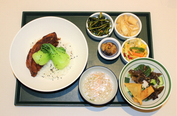 육민심서 한돈, 영양사 김민지와 함께 GS 사내식당 삼겹살데이 특식 재료 선봬