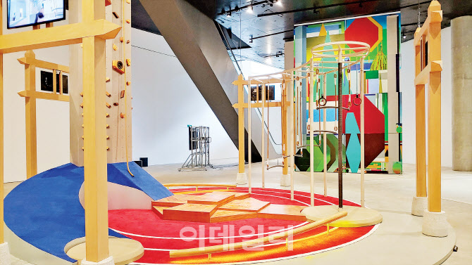 AI 가상세계에 체력단련장까지…리움미술관, 젊어지다
