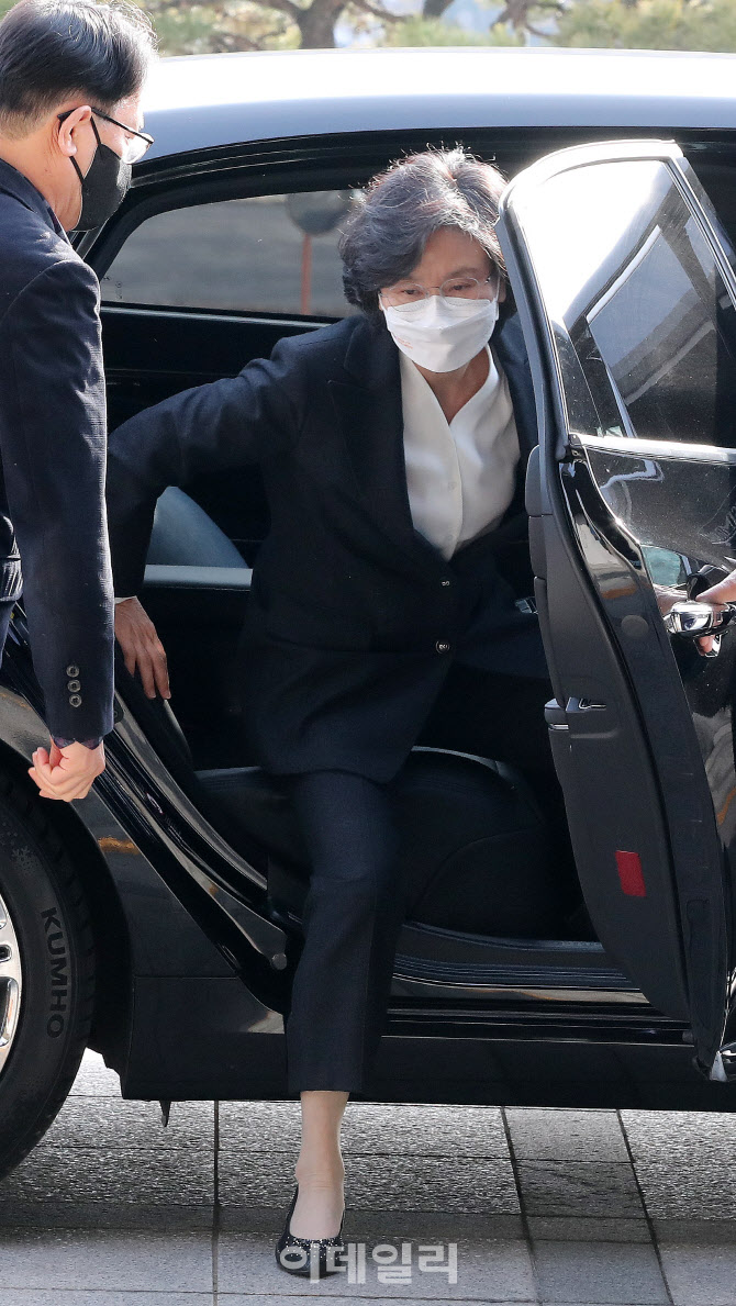 [포토]긴급 전원회의 앞두고 중앙선관위원회 도착한 노정희 위원장